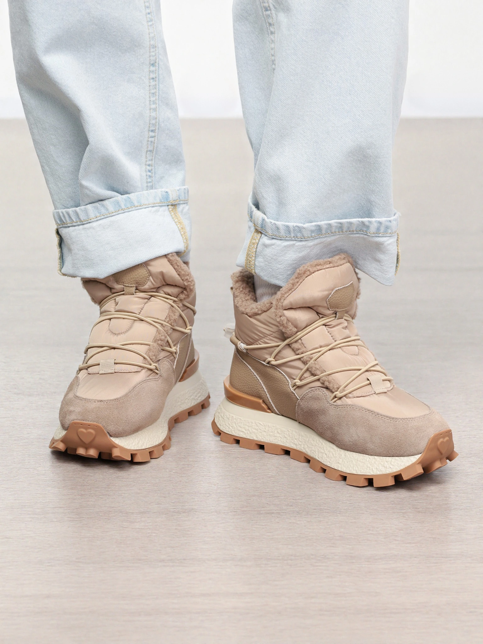 Кроссовки комбинированные бежевого цвета на рельефной подошве